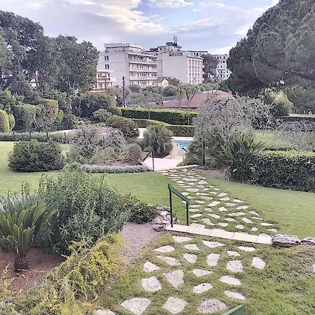 Апартаменти Chateau De La Pinede *